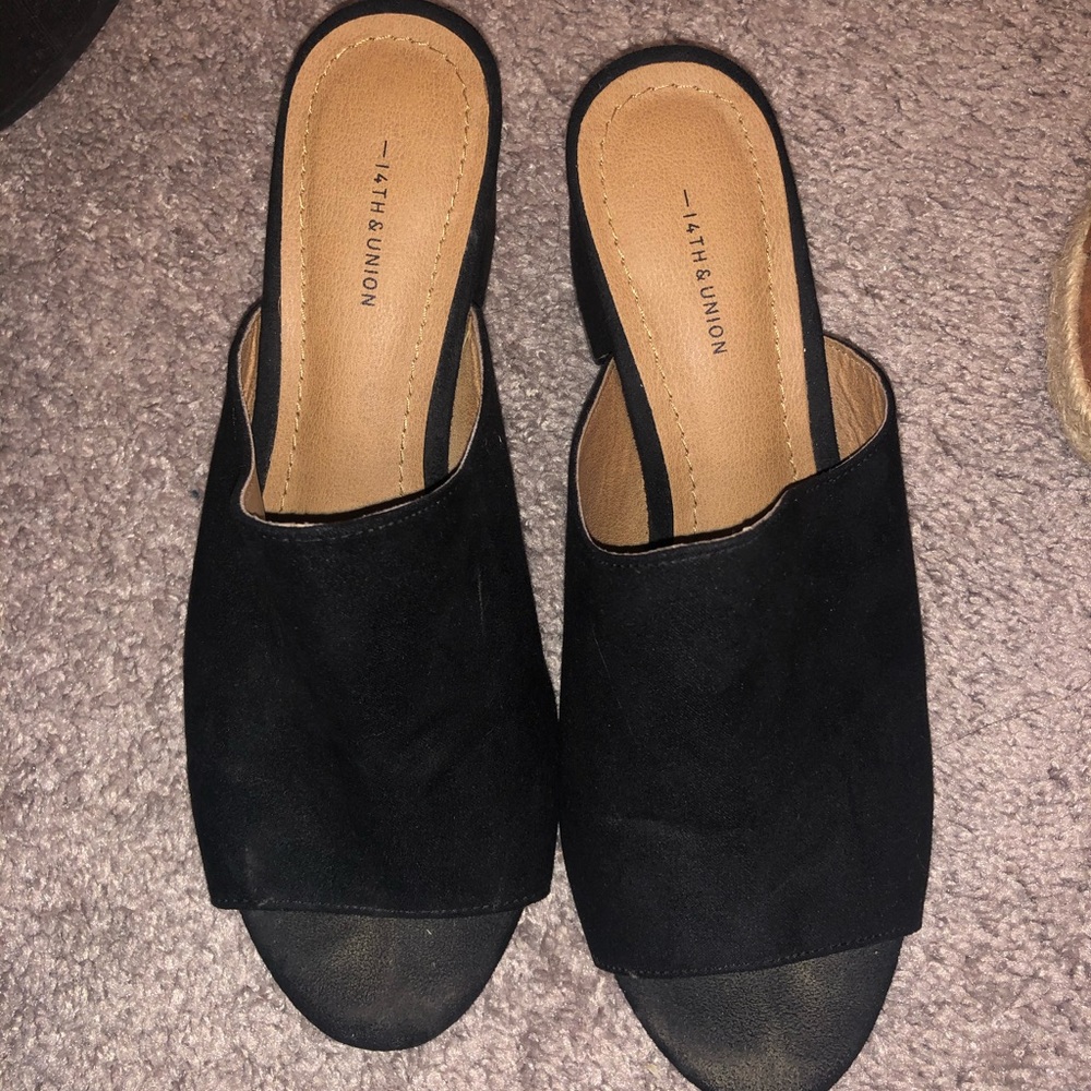 14th & Union black sandals